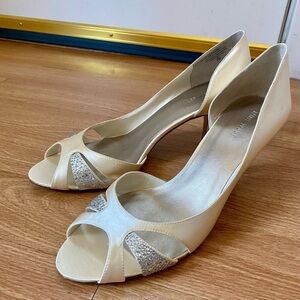 Nine West New Favorly Bridal Kitten Heel Satin Dress Sandals Women’s 9 NWT